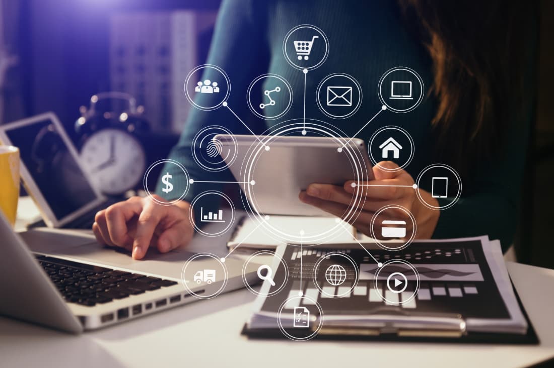 クロスメディア